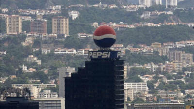 Una panorámica de Caracas (Venezuela) en la que se observa un globo publicitario de la marca Pepsi que se encuentra ubicado en la punta de un edificio caraqueño. EFE/Archivo