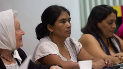 De izquierda a derecha, la dirigente de Las Madres de la Plaza de Mayo-Línea Fundadora, la argentina Nora Cortinas, y las defensoras de los derechos humanos Lilian López (c) y Bethy Vásquez (d), asisten a una rueda de prensa el 23 de septiembre de 2013, en el Centro de Estudio de la Mujer en Tegucigalpa (Honduras). EFE