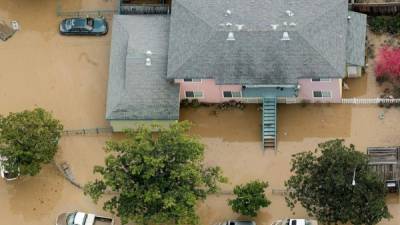 Miles de personas fueron obligadas a evacuar sus casas en la ciudad estadounidense de San José, norte de California, por las inundaciones.