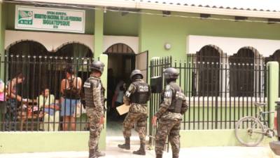 La ciudadanía que realizaba trámites en la oficina del RNP se sorprendió al ver la llegada de los militares.