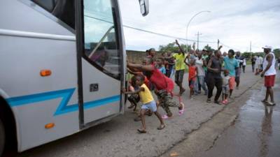 Migrantes africanos se manifiestan durante la visita del comisionado de las Naciones Unidas para los Refugiados, Filippo Grandi, a la estación migratoria de Tapachula, en el estado de Chiapas (México). Foto: EFE/Carlos López/Archivo