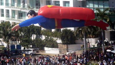 El gigante Superman sorprendió a grandes y chicos durante el desfile.