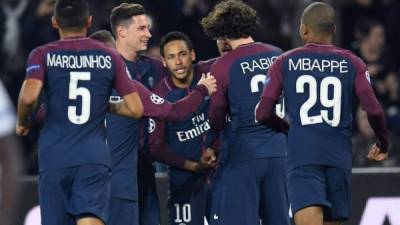 Paris Saint-Germain's French defender Layvin Kurzawa (hidden) celebrates with teammates after scoring a goal during the UEFA Champions League Group B football match between Paris Saint-Germain (PSG) and Anderlecht (RSCA) on October 31, 2017, at the Parc des Princes stadium in Paris. / AFP PHOTO / CHRISTOPHE SIMON