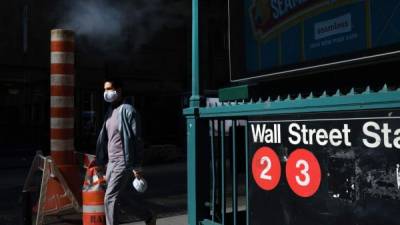 NEW YORK, NEW YORK - SEPTEMBER 21: People walk along Wall Street in lower Manhattan on September 21, 2020 in New York City. As parts of Europe prepare for another lockdown due to a resurgence in COVID-19 cases, markets across the globe fell due to the economic uncertainty. The Dow Jones Industrial Average fell over 900 points in morning trading. Spencer Platt/Getty Images/AFP== FOR NEWSPAPERS, INTERNET, TELCOS & TELEVISION USE ONLY ==