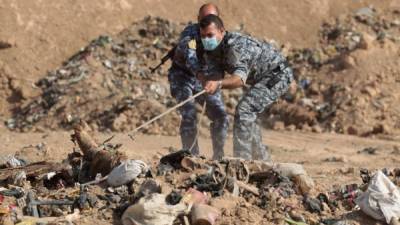 La fosa fue hallada cuando la policía excavaba bermas para protegerse de los ataques de los extremistas en Hamam al Alil.