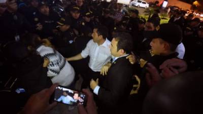Manifestantes corrieron a Morales del hotel donde se iba a realizar su juramentación como diputado al Parlacen./AFP.
