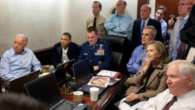 El presidente de los Estados Unidos, Barack Obama, con su equipo de seguridad nacional en la Sala de Situaciones de la Casa Blanca recibiendo las imágenes en directo de la Operación Lanza de Neptuno.