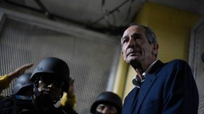 Former Guatemalan President Alvaro Colom(R) is arrested under corruption charges in Guatemala City on February 13, 2018.Guatemalan authorities on Tuesday arrested a former president and nine ministers of his former government on corruption charges, a top prosecutor told AFP. Colom, 66, was put under detention in his home in an upmarket district of the capital, the head of the special anti-graft prosecution unit, Juan Francisco Sandoval, said. The allegations against him and his former ministers related to graft in the public transport system. / AFP PHOTO / Johan ORDONEZ