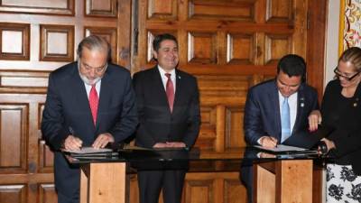 El empresario Slim, el ministro Ebal Díaz y el mandatario Juan Orlando Hernández ayer en la firma.