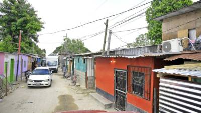 Aires acondicionados, hasta dos por casa, y focos encendidos de día se pueden observar en el bordo Río Blanco.