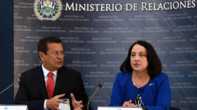 La embajadora de Estados Unidos ante el Salvador, Jean Elizabeth Manes, y el canciller de El Salvador, Hugo Martínez, antes de ofrecer una conferencia de prensa en el Ministerio de Relaciones Exteriores en San Salvador, el 8 de enero de 2018.