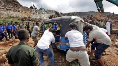 Al menos dieciséis personas murieron este viernes en la capital de Sri Lanka, Colombo, después de que una montaña de basura de unos 91 metros de altura se precipitase sobre sus casas, situadas en el suburbio de Kolonnawa. EFE