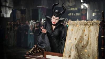 Disney regresa a la historia de 'La bella durmiente' en 'Maleficent', una versión narrada desde el punto de vista de la villana del cuento que lidera los estrenos de cartelera del fin de semana en EE.UU., donde también se podrá ver la comedia 'A Million Ways to Die in the West'. EFE