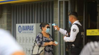 Ciudadanos transitan por una calle peatonal del centro de Tegucigalpa. Foto: Andro Rodríguez