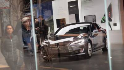 Un Tesla modelo S se exhibe en una concesionaria de la ciudad de Chicago, Illinois, EEUU.