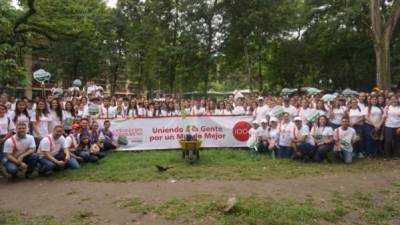 Los voluntarios posan al cierre de una actividad.