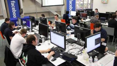 Un grupo de programadores al frente de sus computadores en la sede ubicada en San Francisco, Estados Unidos.