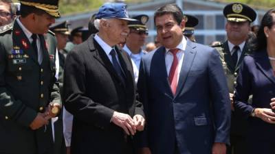 El presidente Juan Orlando Hernández junto al excomandante Enrique Soto Cano.