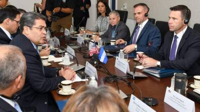 Un aspecto de la reunión entre las autoridades hondureñas y estadounidenses en Washington este lunes.