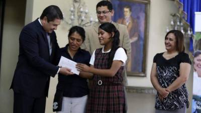 El presidente Juan Orlando Hernández en la entrega simbólica de las becas escolares. Foto de archivo.