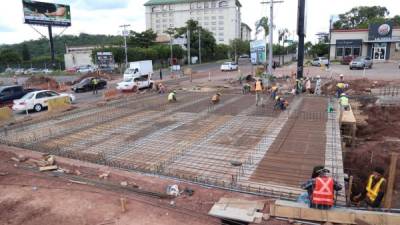 Los conductores buscan vías alternas para evitar el tráfico por la construcción.