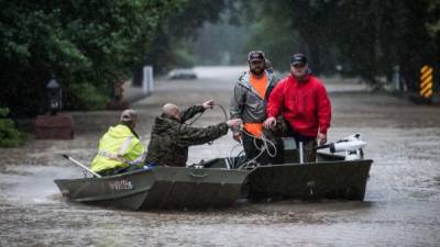 La administración de Obama declaró estado de emergencia por las severas inundaciones que han dejado a cientos de evacuados y varios muertos en las Carolinas.