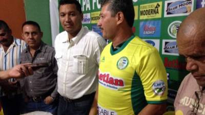 Mauro Reyes fue presentado por directivos del Juticalpa FC.