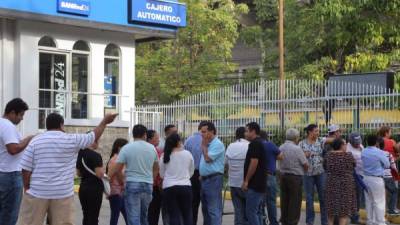 Los clientes del Banco Continental madrugaron a hacer fila en agencias para intentar retirar su dinero.