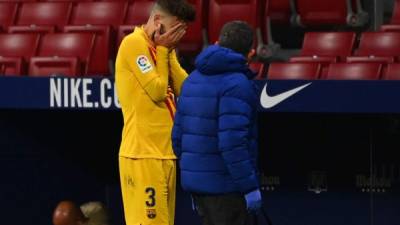 Piqué no pudo contener el llanto tras lesionarse. Foto AFP.