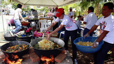Para la realización del dulce los trabajadores del puerto Salvador Allende utilizaron 16 canastos de mango maduro, 40 baldes de jocotes, 150 atados de dulce, 2 sacos de groceas, 50 cocos, canela y clavo de olor.