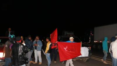 Miembros del FNRP se tomaron anoche de forma pacífica la calle que conduce a las casetas del peaje en el centro de Honduras sin afectar el libre tránsito.