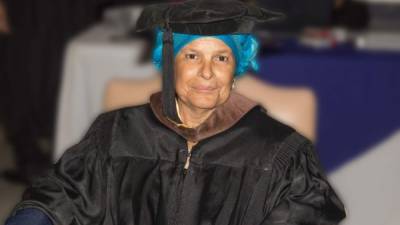 Brenda Hulse trabajó por más de 30 años en la Unah-vs. Aquí una foto compartida por la Unah en una graduación en el 2015.