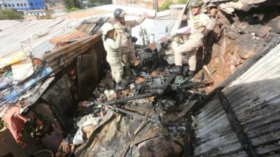 El fuego redujo a cenizas uno de los cuartos de una casa en la colonia La Esperanza de Tegucigalpa, Honduras.