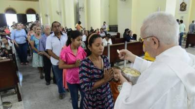 Los creyentes recibieron la hostia y rindieron oración y adoración a Cristo.