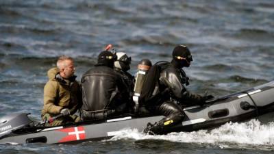 Buzos del Comando de Defensa de Dinamarca se preparan para una inmersión en Koge Bugt cerca de Amager en Copenhague (Dinamarca). EFE