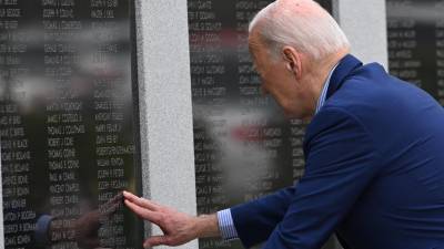 Biden rindió homenaje a su tío Ambrose J, Finnegan, Jr. durante una visita a un monumento conmemorativo de la<b> </b>guerra en su ciudad natal.