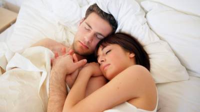 Dormir en pareja los ayuda a ambos a conocer más a la persona con la cual están compartiendo la cama.