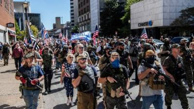 El presidente estadounidense, Donald Trump, se negó a condenar inequívocamente a los supremacistas blancos durante el primer debate televisado contra su rival en las elecciones de noviembre, Joe Biden, y en cambio pidió a los Proud Boys, una milicia de extrema derecha, a 'estar alerta'.