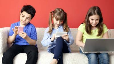 Los niños que se concentran demasiado en las redes sociales no socializan con los demás.