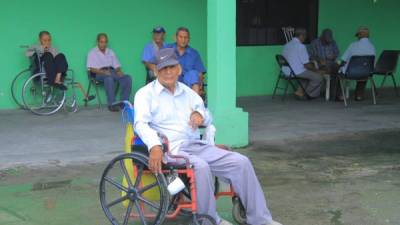 Los ancianos disfrutan de las visitas que las personas les hacen; además, el nacimiento los distrae. Foto: Cristina Santos.