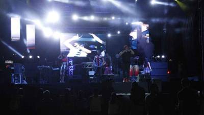 Una verdadera fiesta se vive en la Plaza Juniana, inaugurada anoche por Yerbaklán y la Gran Banda. La fiesta se extenderá hasta el 2 de julio. Foto: Wendell Escoto