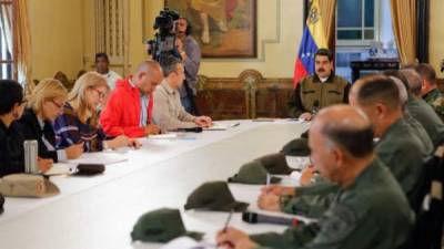 El presidente venezolano recompone su gabinete mientras Guaidó se lanza a conquistar apoyos alrededor del país preparando el golpe final al chavismo. AFP