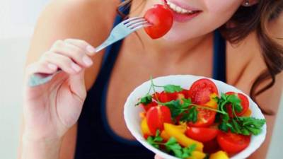 Trate de comer siempre frutas y verduras. Además ejercítese.