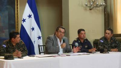 El ministro Arturo Corrales; el director de la Policía, Ramón Sabillón, y el jefe de Operaciones de las FF AA, Carlos Puerto.