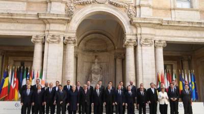 Foto de familia de los líderes europeos, hoy tras firmar, con motivo del 60 aniversario de la UE, la 'Declaración de Roma'. EFE