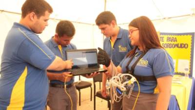 Estudiantes explican a los concurrentes las funciones del traductor. El proyecto ganó el primer lugar de la feria.