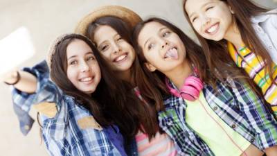 Las niñas tiene más riesgo de contagiarse de piojas al hacerse los selfies, ya que juntan las cabezas.