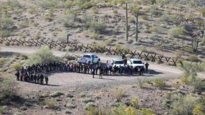 Parte de los 135 centroamericanos detenidos este lunes por agentes estadounidenses asignados a la estación Ajo, Arizona.
