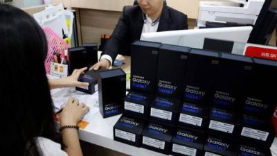 Una cliente recibe un nuevo Galaxy Note 7 de remplazo en una tienda de Seúl, Corea del Sur.