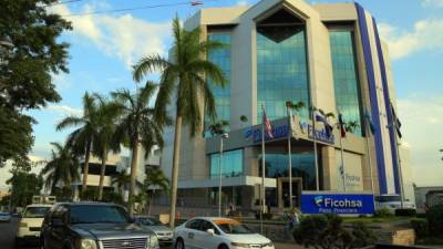 En la imagen, la agencia principal de Banco Ficohsa ubicada en la avenida Circunvalación de San Pedro Sula.